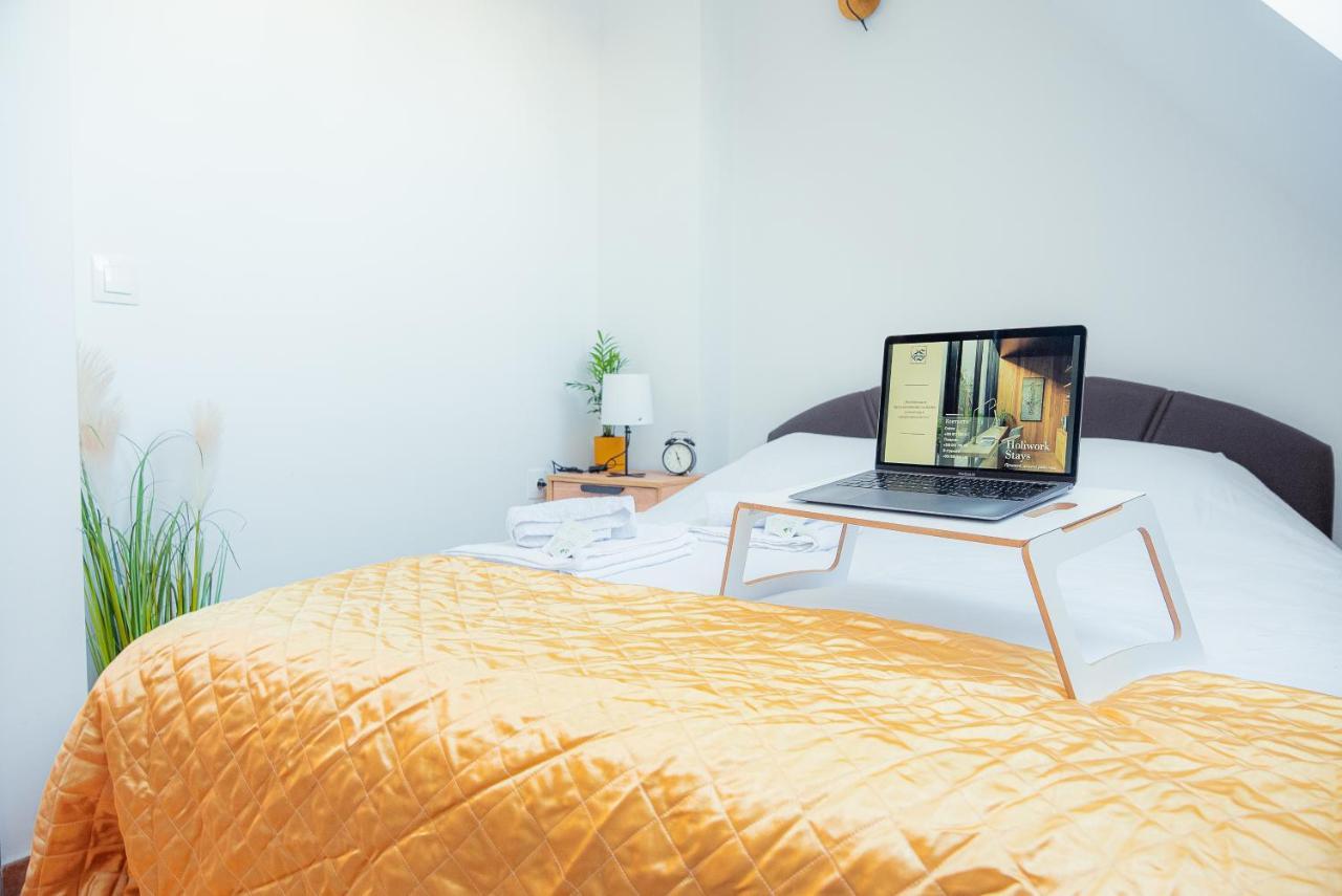 Pumpkin Spiced With Own Parking And Office Setup Apartament *
